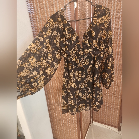 Lulus Dresses & Skirts - Lulu's "Dressed Up Darling" Black and Gold Floral Long Sleeve Dress